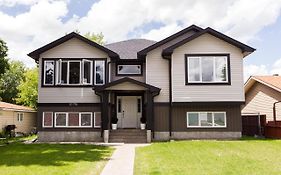 Executive Home - Long Stays Welcome - Garage Parking - Free Wifi & Netflix