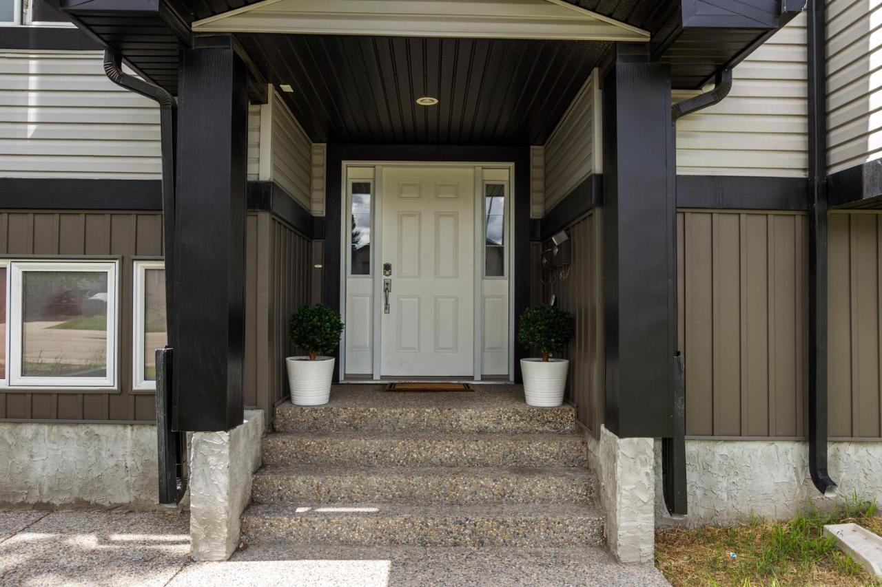 Executive Home - Long Stays Welcome - Garage Parking - Free Wifi & Netflix Edmonton Exterior photo